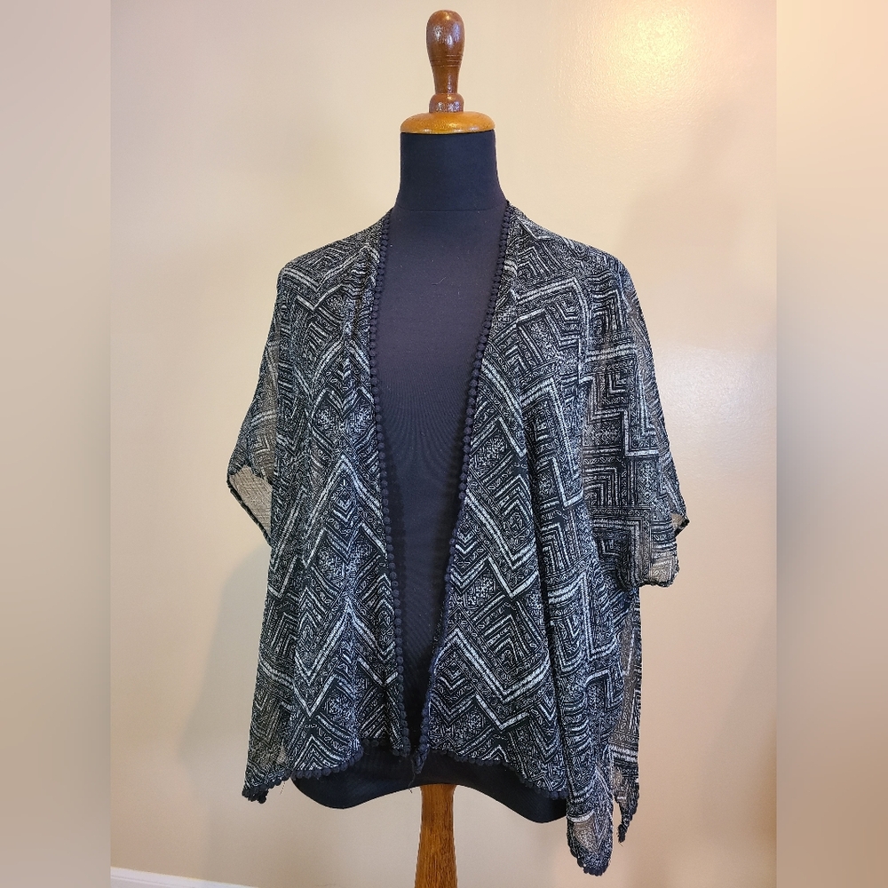Arizona Jean Company Black and White Patterned Poncho